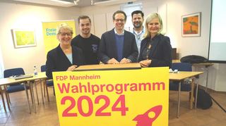 Zusammen stellten sie das Wahlprogramm vor: Der FDP-Kreisverbandsvorsitzende und Bundestagsabgeordnete Konrad Stockmeier (Mitte) und die Spitzenkandidatinnen und Spitzenkandidaten der Mannheimer FDP Birgit Reinemund (v.l.), Oskar Weiß (Junge Liberale), Volker Beisel und Kathrin Kölbl.