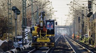 Die marode Riedbahn wird im Sommer generalsaniert. Das reicht aber nicht: Für dauerhafte Entlastung kann nur eine Neubaustrecke sorgen.