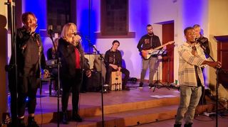 Elisha Mbukwa mit seiner Band: Simone Spielmann (v.l.), Daniela Zubeck, Conni Krell (verdeckt), Sebastian Meyer, Jonas Spielmann und Bernd Mey.