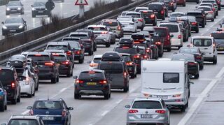 Autos stehen auf einer Autobahn im Stau. Auch die Autofahrerinnen und Autofahrer in Rheinland-Pfalz haben im vergangenen Jahr wieder deutlich länger im Stau gestanden.
