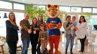 Die Gewinnerfamilien Heidrich (l.) und Herold (r.) bei der Preisübergabe mit Fred Fuchs sowie den beiden verantwortlichen Mitarbeiterinnen des „Mannheimer Morgen“, Lea Blaschko (links außen) und Yvonne Sander (rechts außen).