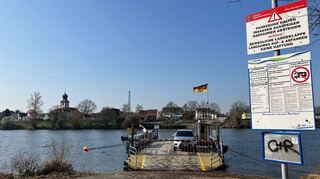 Die Fähre aus Neckarhausen legt in Ladenburg an. Derzeit fallen viele Fährtage aber personalbedingt aus.