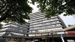 Von Zäunen umgeben: der Büroturm des Collini-Ensembles, in dem früher das Technische Rathaus war. Die Entwicklung hier wird sich weiter verzögern.