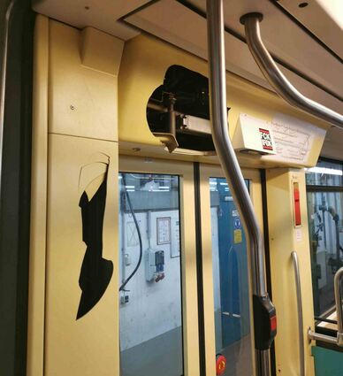 So sehen Straßenbahnen aus, wenn blinde Zerstörungswut zugeschlagen hat.
