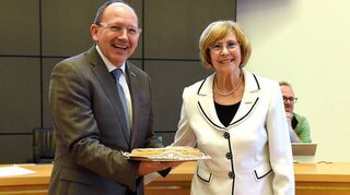 CDU-Stadträtin Marianne Seitz schenkt Christian Specht selbstgebackenen Käsekuchen. Hinten freut sich Bildungsdezernent Dirk Grunert mit.