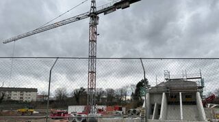 Die Baustelle des neuen Hebewerks am Sportplatz der Viktoria in Neckarhausen, vom Balkon der Vereinsgaststätte aus gesehen. Im Spätsommer 2024 soll es in Betrieb gehen.