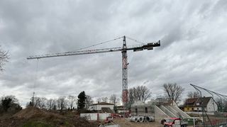 Baustelle des neuen Hebewerks am Sportplatz der Viktoria vom ehemaligen Sportplatz aus gesehen, links dahinter das bisherige, das später abgerissen wird.