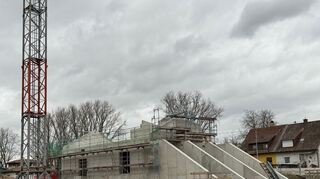 Baustelle des neuen Hebewerks in Neckarhausen am ehemaligen Sportplatz der Viktoria, links dahinter das bisherige, das später abgerissen wird.