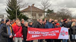 Szene der Kundgebung vor dem Werkstor in Mannheim-Käfertal.