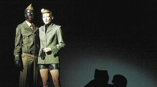<p>Ganz korrekt wirkt auch Shakespeares Othello - der "Mohr von Venedig" - nicht, ein Schatten liegt auf ihm (Szene einer Inszenierung am Hamburger Schauspielhaus). </p>