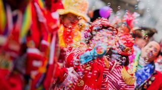 Wer Karneval feucht-fröhlich feiern will, lässt das Auto besser stehen und nutzt öffentliche Verkehrsmittel.