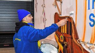 Die Vorbereitungen beim Carneval-Club Mondglotzer für den großen Fasnachtsumzug laufen: Karsten Cichuttek bei den letzten Handgriffen.