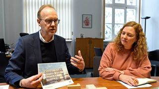 Henning Lobin und Elena Schoppa-Briele präsentieren beim Interview Illustrationen und Modell des geplanten Gebäudes.