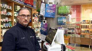 Thomas Luft in seiner Post-Apotheke in Neckarhausen. Dort hat er ein Team von acht Angestellten.