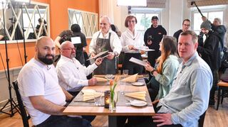 Erster Dreh im Turmrestaurant: Anatol Elert (stehend) und Sandy Spissinger bewirten Panagiotis Panagiotidis (v.l.), Thomas Walter, Janine Gab und Lukas Kühn.