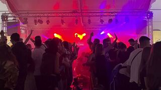 In Schriesheim wird Stimmung herrschen wie 2023 beim Backfischfest in Ketsch, wo Festwirt Stephan Finke bereits eine Radio-Regenbogen-Party organisiert.