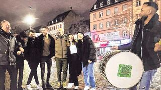 Das DTI will die Wahlbeteiligung von Migranten erhöhen. Vor Weihnachten lief eine erste Aktion mit Trommlern und Reimen auf dem Marktplatz, links Franz Egle.