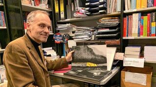 Geschäftsführer Stefan Heeg zeigt eine Mappe – die andere wurde gestohlen – mit „Krabat“- Illustrationen des in Mannheim lebenden Künstlers Mehrdad Zaeri.