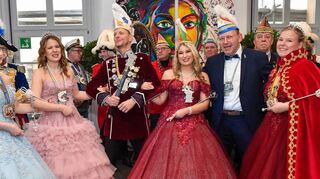Das Stadtprinzenpaar Jochen I. und Larissa I. sowie Oberbürgermeister Christian Specht, eingerahmt von Stadtteil-Prinzessinnen im Rathaus.