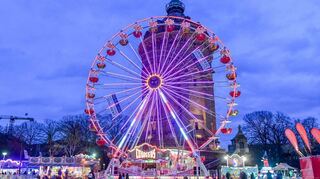 Das Riesenrad vor dem Wasserturm bei der Eröffnung des Fasnachtsmarkts, der jetzt bis Dienstagabend dauert.
