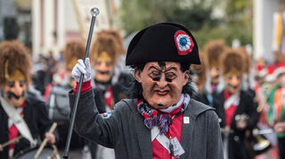 Jecken und Musikgruppen zogen 2023 beim traditionellen Fastnachtsumzug "Klaa Paris" durch den Frankfurter Stadtteil Heddernheim