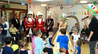 Prinzessin Larissa I. und Prinz Jochen I. samt Gefolge wurden von Antje Geiter (rechts) und den Kindern sowie Senioren herzlich begrüßt.