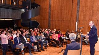 Oberbürgermeister Christian Specht (r.) eröffnet in der evangelischen Philippuskirche den Bürgerdialog zum umstrittenen islamischen Gemeindezentrum, das in Käfertal-Süd geplant ist.
