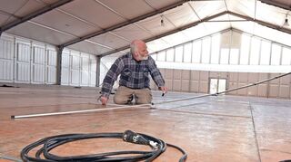 Die Vorbereitung der BdS-Aktivitäten auf dem Schriesheimer Mathaisemarkt fordert gerade vom Vorsitzenden Rolf Edelmann vollen Einsatz, wie hier beim jährlichen Ausmessen des Gewerbezeltes. Oft ist er dabei Einzelkämpfer.