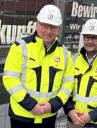 Kai-Uwe Sax (l.) und Andreas Burger auf der Baustelle bei der Zentrale.