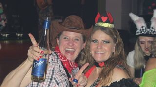 Pures Partyvergnügen vor der Bühne: Zur Altweiberfastnacht wurde in Hofheim ausgelassen gefeiert.