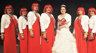 Volles Programm in der Hans-Pfeiffer-Halle: Oben die CCRW Konfetti-Crew,unten die Gruppe Fantasy mit Stadtprinzessin Daniela I.