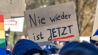 "Nie wieder ist jetzt": Derzeit gehen in Deutschland viele Menschen gegen Rechtsextremismus auf die Straße.