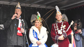 Auf der Bühne Stefan Hoock (links) mit dem Prinzenpaar Larissa I. und Jochen I.