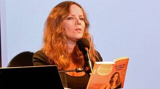 Blickt in Abgründe: Sarah Bosetti in der Alten Feuerwache
