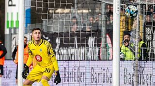 Lucien Hawryluk patzte beim 1:2 und musste auch Andreas Ludwigs Freistoß zum 1:3 (unser Bild) passieren lassen.