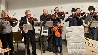 Das Orchester „Meloakustika“ spielte zum Abschied von Zeitraumexit. Hier greifen auch Musikbegeisterte ohne Vorkenntnisse zu den Instrumenten.