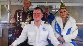 Das Prinzenpaar Jochen I. und Larissa I. bei Schiffsführer Tim Wetzig, dahinter Thomas Dörner von der Karnevalskommission.