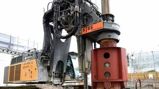 Die 160 Tonnen schwere Bohrmaschine verrichtet seit Mitte Januar im Bereich des Faktorhauses ihren Dienst.
