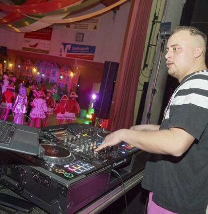 DJ Nemron sorgt für fette Beats in der bunt geschmückten Jahnhalle.