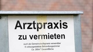 Immer öfter finden Fachärzte keinen Nachfolger für ihre Praxis. Viele Jüngere scheuen die bürokratischen Hürden und die Kosten.