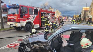 Ein schwerer Unfall hat sich am Sonntagmittag in Neckarhausen ereignet. Die Feuerwehr musste das Unfallopfer aus seinem Wrack befreien.