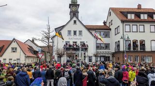 Menschenmassen bewundern am Rathaus den Fasnachtsumzug unter dem Motto „Die lachende Insel“.