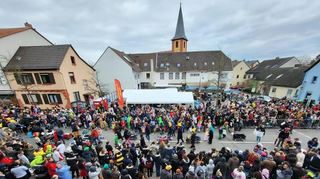 Tausende feierten am Sonntag auch in Ilvesheim Fasnacht.