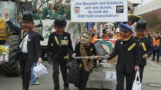 Der TV Bürstadt übernimmt den Anfang des Zuges und macht auf die Baustellen-Problematik aufmerksam.