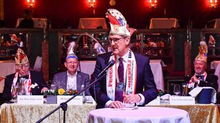 Letzter närrischer Auftritt als Bürgermeister: Michael Grötsch beim Prinzenfrühstück, hinten v. l. Gerd Stolze, OB Christian Specht, Bodo Tschierschke.