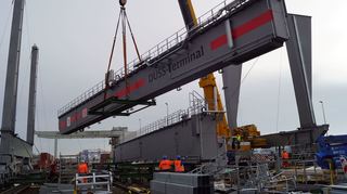 Das Einheben des 50 Tonnen schweren Brückenteils beginnt im Umschlagbahnhof Mannheim.