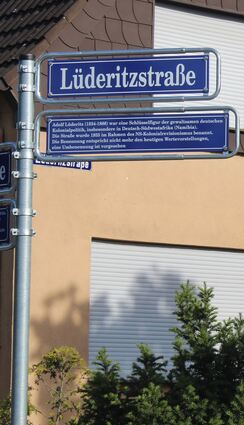 Im Juni 2022 wurden von der Stadt Mannheim in Rheinau-Süd einige Straßenschilder durch Hinweisschilder ergänzten.
