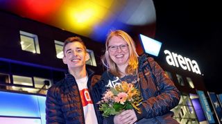 Melanie Weis betrat am Sonntagabend als 15-millionste Besucherin die SAP Arena. Sie kam mit ihrem Freund Pascal Slager.