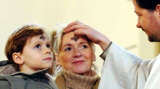 Mit dem Aschermittwoch endet die Fasnacht und in den evangelischen und katholischen Kirchengemeinden beginnt die Fastenzeit. Das Aschekreuz zu Beginn der siebenwöchigen Fastenzeit ist dabei für viele ein Zeichen der Veränderung und Hoffnung.