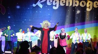 Auf der Regenbogensitzung trat Dolores von Cartier immer auf. „Unsere Regenbogensitzung wird nie mehr so sein, wie sie war. Ab sofort wird es die Sitzung unter Dolos Regenbogen sein“, schrieben die Löwenjäger auf ihrer Homepage.